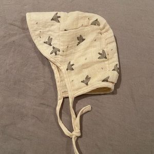 Wide-brimmed bonnet by Main Sauvage / 3-6 months
